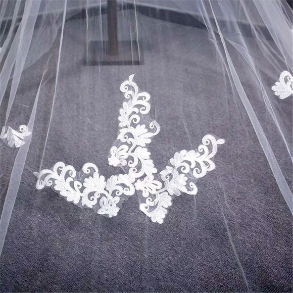 New gorgeous Ivory 1T cathedral veil main image 8